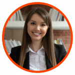 tip-vestimenta-formal Joven mujer vestida con camisa y blazer.